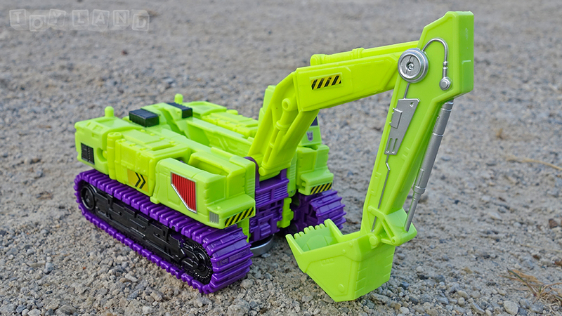 Illustration for article titled The Colossal New Transformers Devastator Is Better than the Original